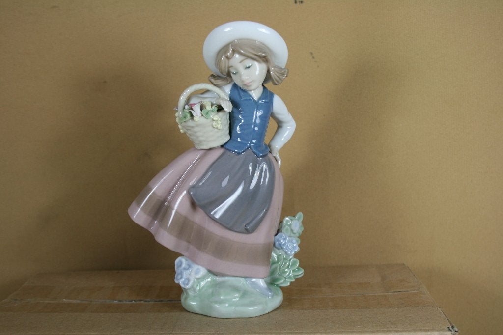 Lladro beeldje Girl with flowers in a basked, Ophalen of Verzenden