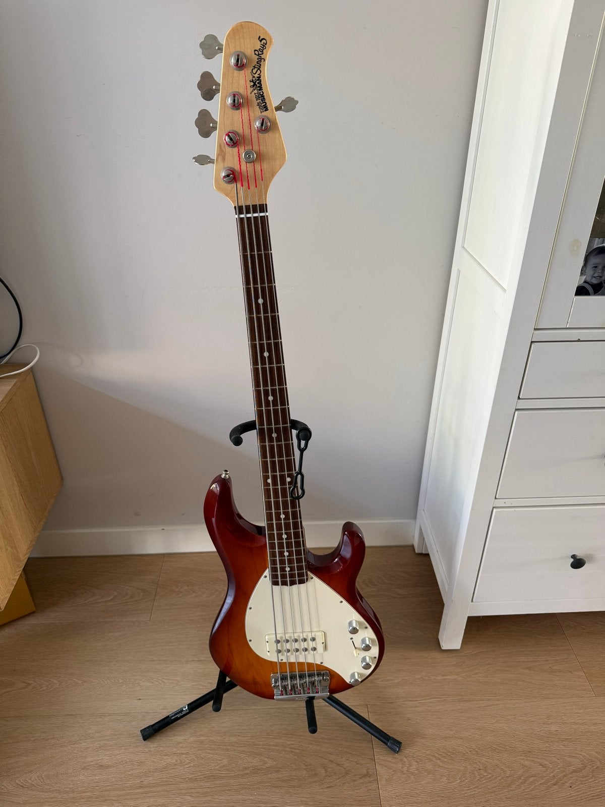 Music Man StingRay 5-snarige basgitaar Honey Burst + koffer, Muziek en Instrumenten, Ophalen of Verzenden, Zo goed als nieuw, Elektrisch