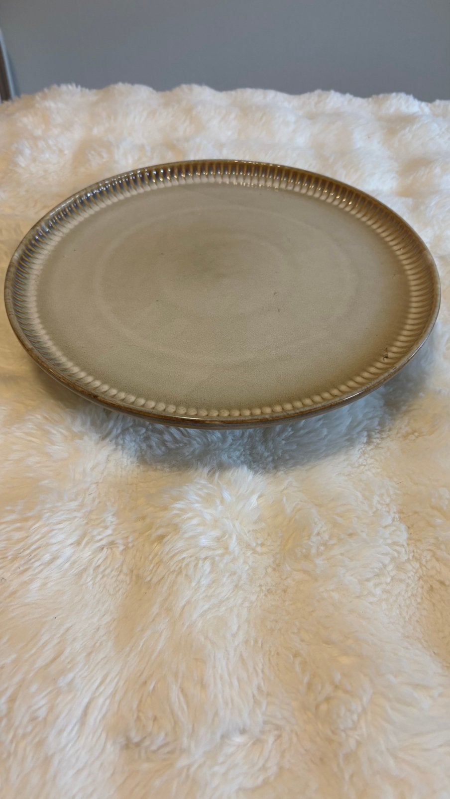 Poseleinen beige taart plateau. Xenos, Huis en Inrichting, Ophalen, Met opstaande rand, Rond, Zo goed als nieuw