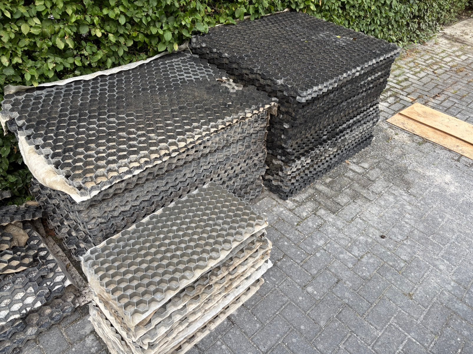Ca. 60m2 gebruikte grindplaten/grindmatten, Ophalen, Gebruikt