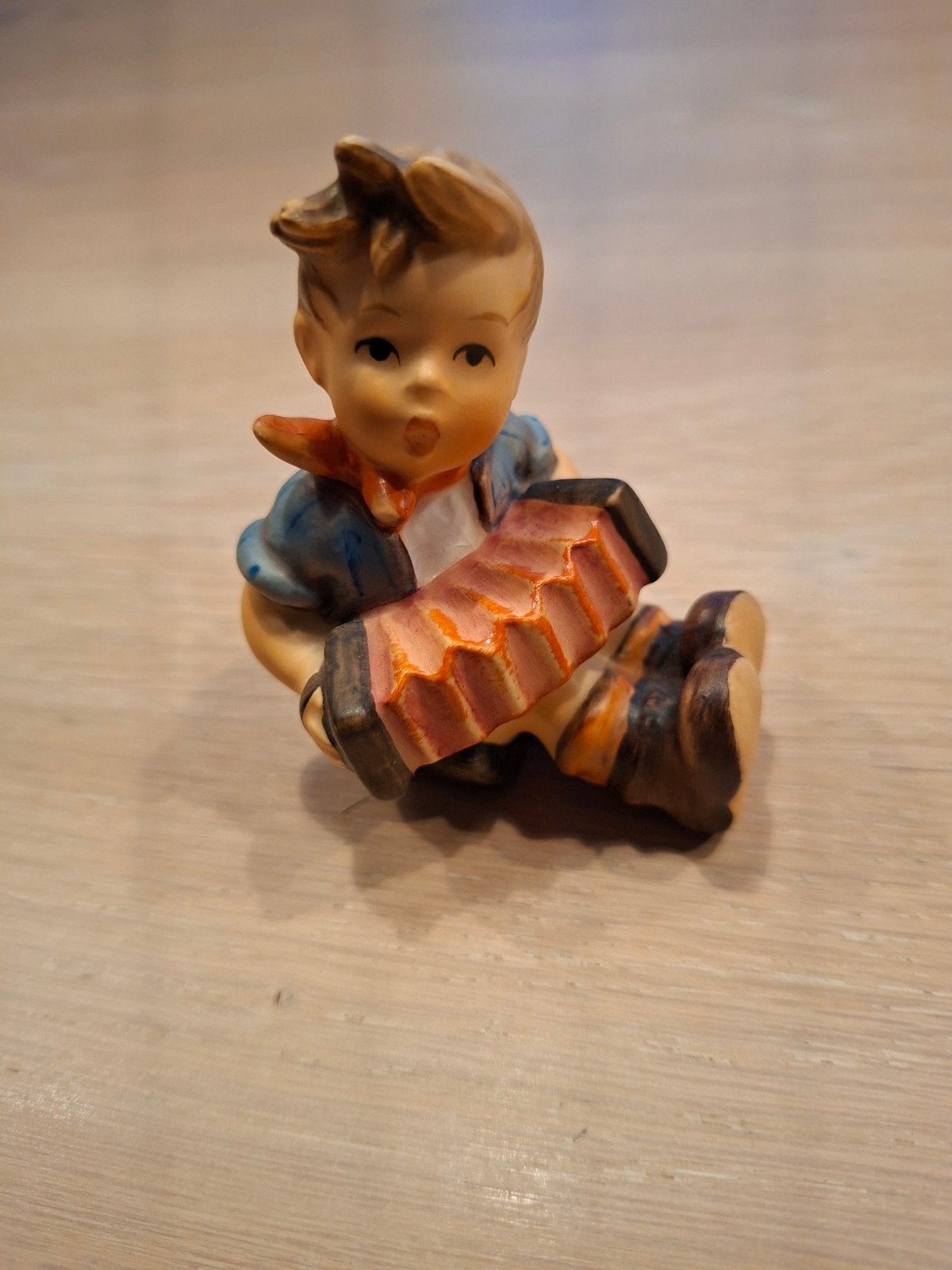 Hummel beeldje 390 3 jongen met accordeon Goebel W. Germany, Ophalen of Verzenden, Nieuw