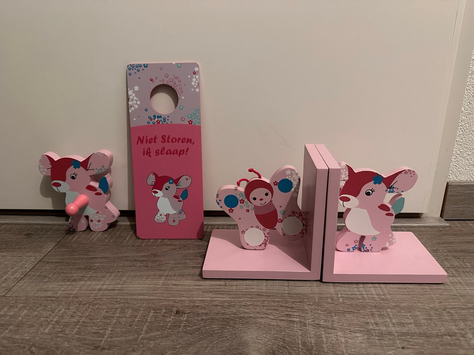 Roze boekensteunen, deurhanger & kapstokje hert/vlinder, Ophalen, Zo goed als nieuw