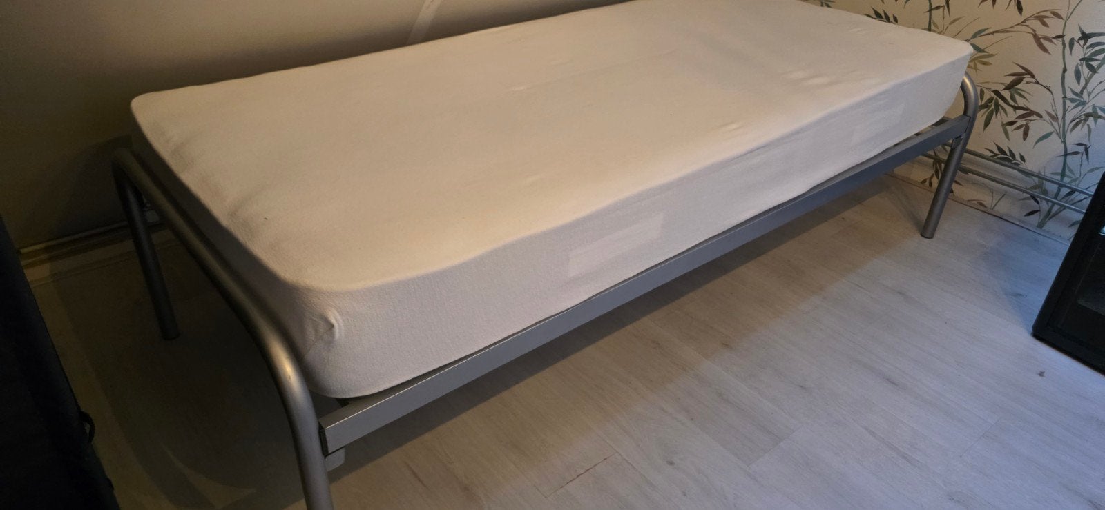 Eenpersoonsbed met metalen frame en lattenbodem, Huis en Inrichting, Slaapkamer | Bedden, Ophalen, Modern en functioneel, Gebruikt