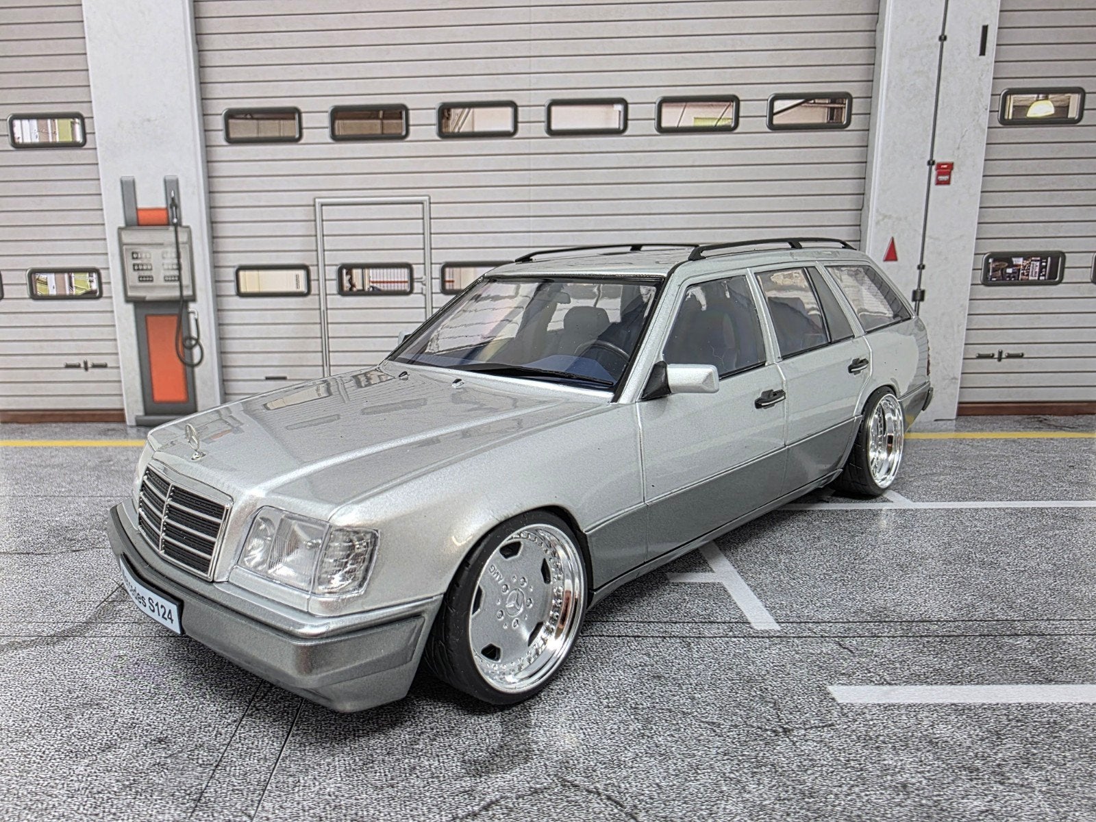 Mercedes S124 verlaagd op AMG velgen 1:18 in OVP, Ophalen of Verzenden