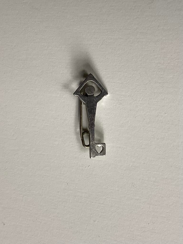 Zilver Speldje “ open het dorp” ( in Hilversum ), Verzamelen, Speldjes, Pins en Buttons, Ophalen of Verzenden, Gebruikt
