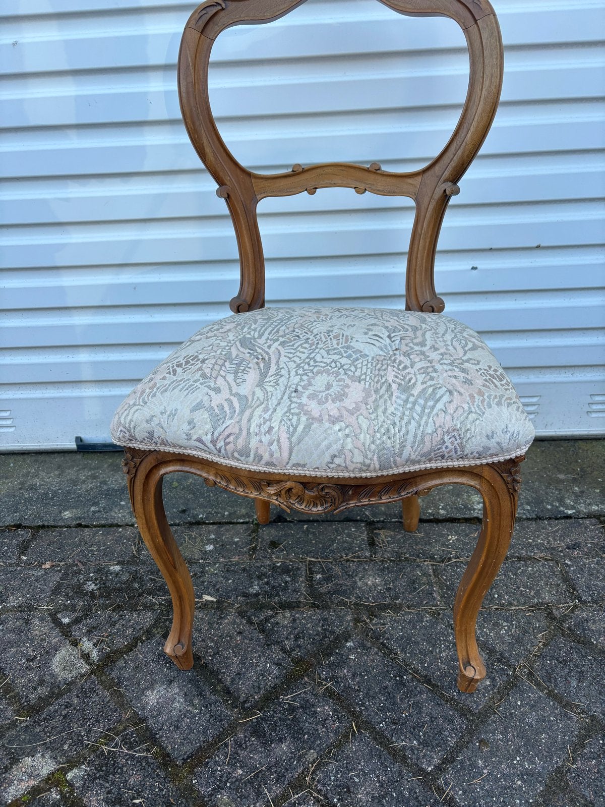 Antieke stoel met sierlijk houtsnijwerk en bekleding, Antiek en Kunst, Ophalen