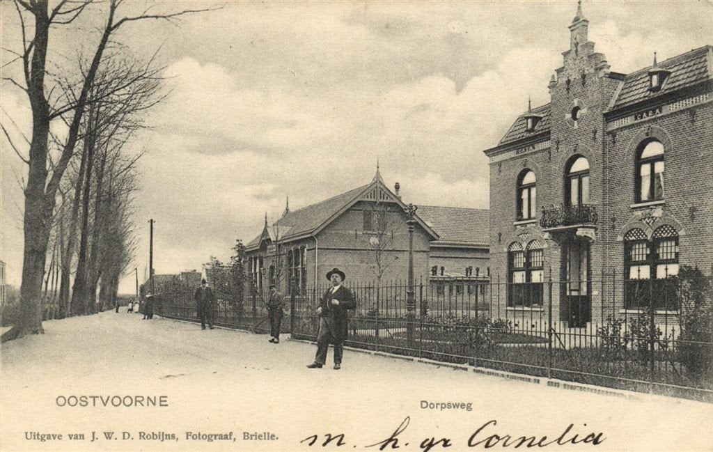 Oostvoorne - Dorpsweg - volk - 1904 gelopen, Verzamelen, Verzenden, Voor 1920, Gelopen, Zuid-Holland