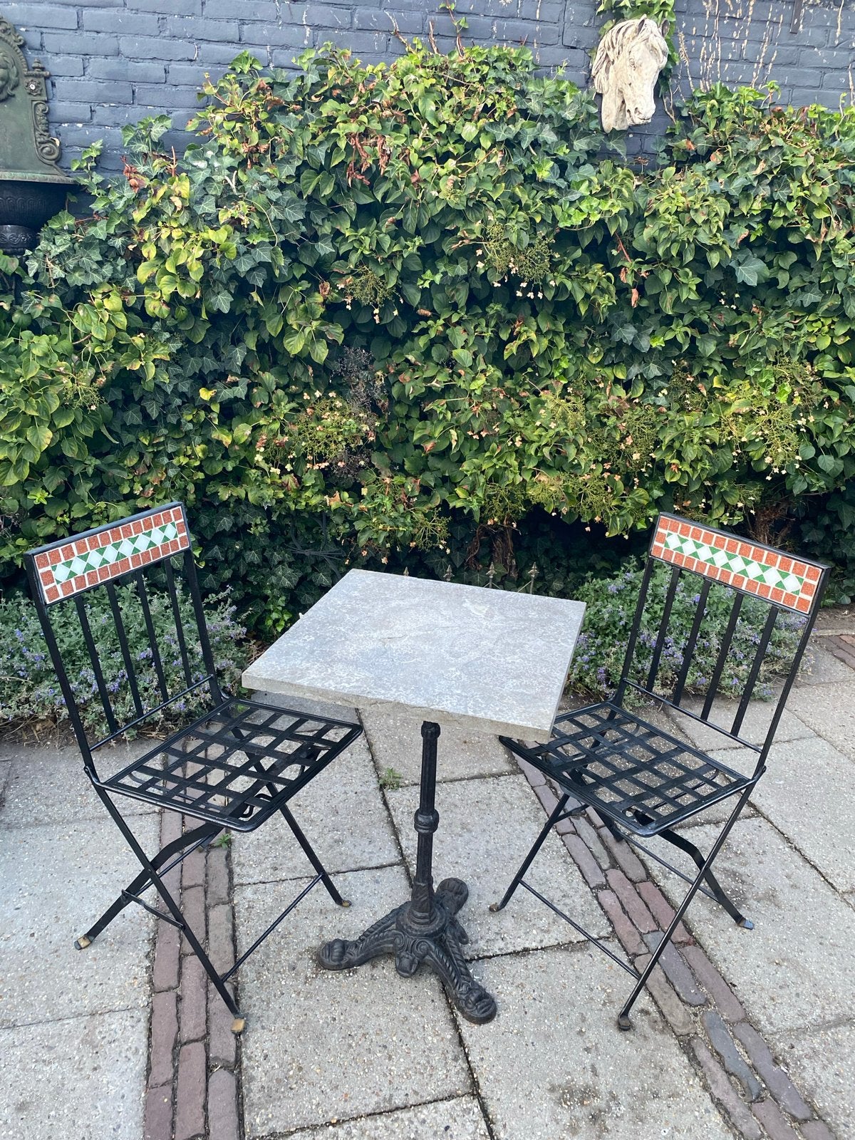 Bistro tuinset met 2 stoelen en tafel gietijzer/natuursteen, Overige materialen, Gebruikt, Eettafel, Tuinset