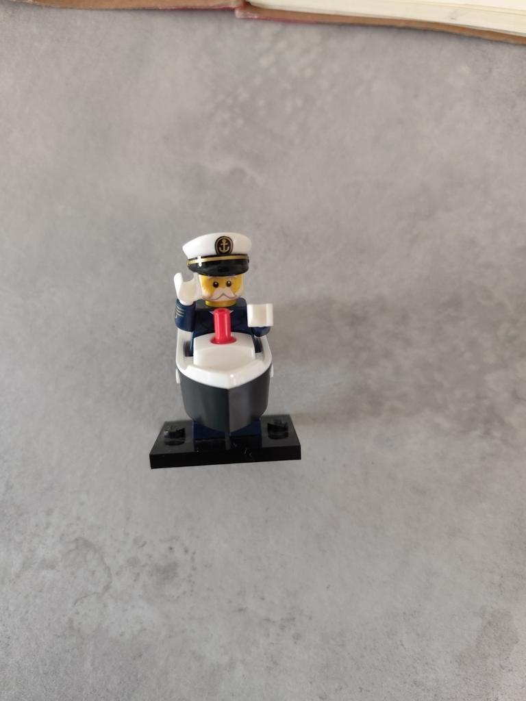 Lego minifiguren series 23 captain, Ophalen of Verzenden, Nieuw