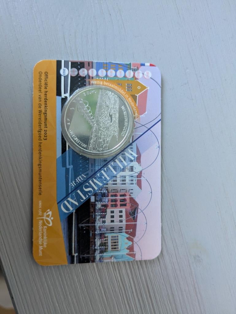 Zwaar Verzilverde Herdenkingsmunt Willemstad €5 - 2023, Ophalen of Verzenden, Koningin Beatrix, Euro's, Losse munt