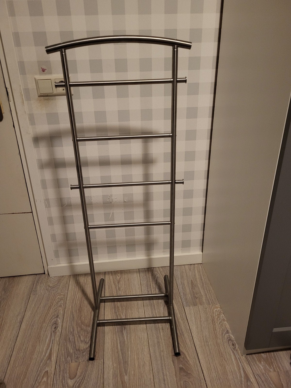Metalen staande kledingrek met lichte gebruikssporen, Gebruikt, Ophalen of Verzenden, Metaal, Staande kapstok