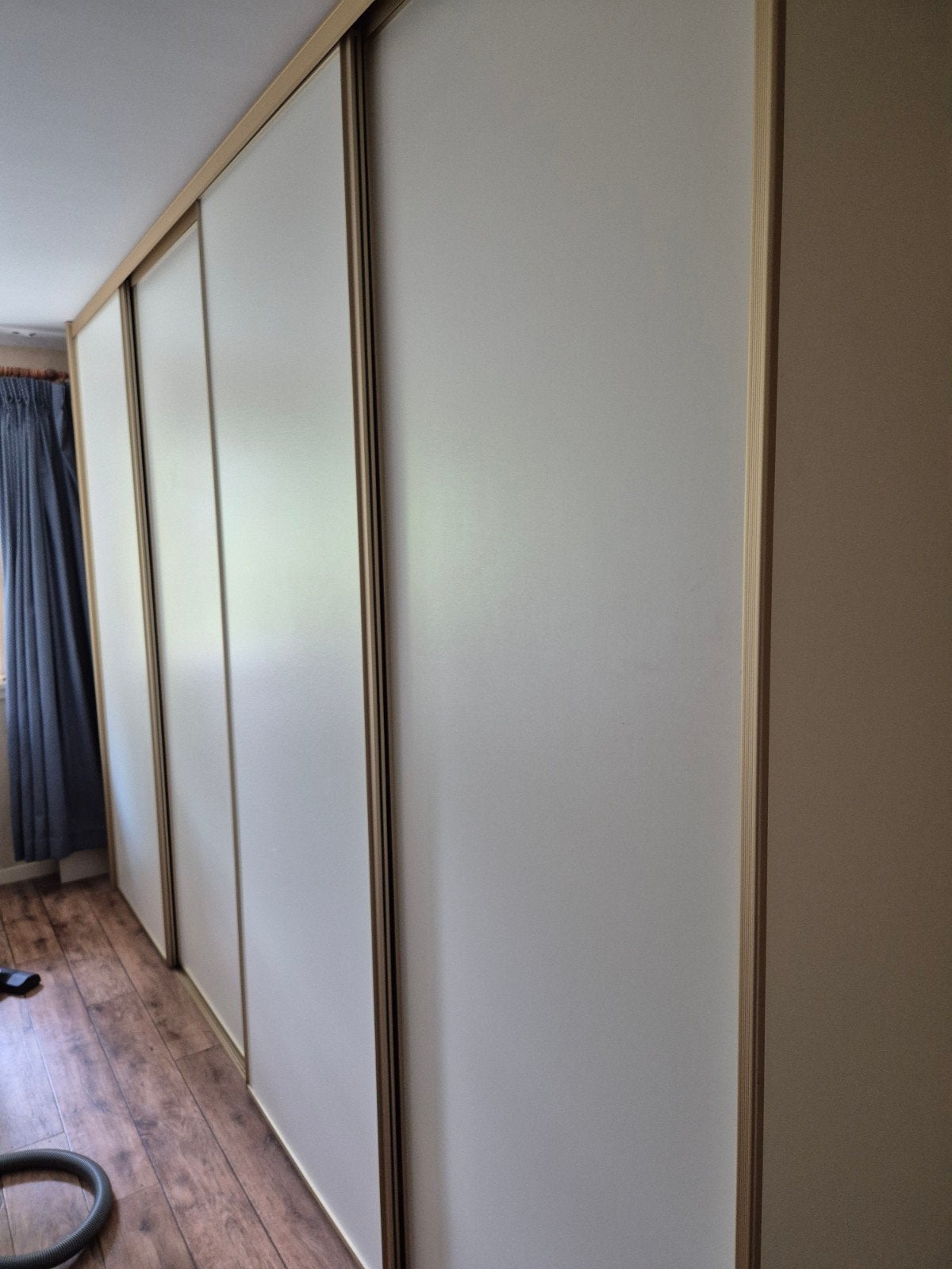 Luxe inbouwkast met schuifdeuren en stevige binnenkast, Ophalen, Gebruikt, Modern, Inbouw, 200 cm of meer