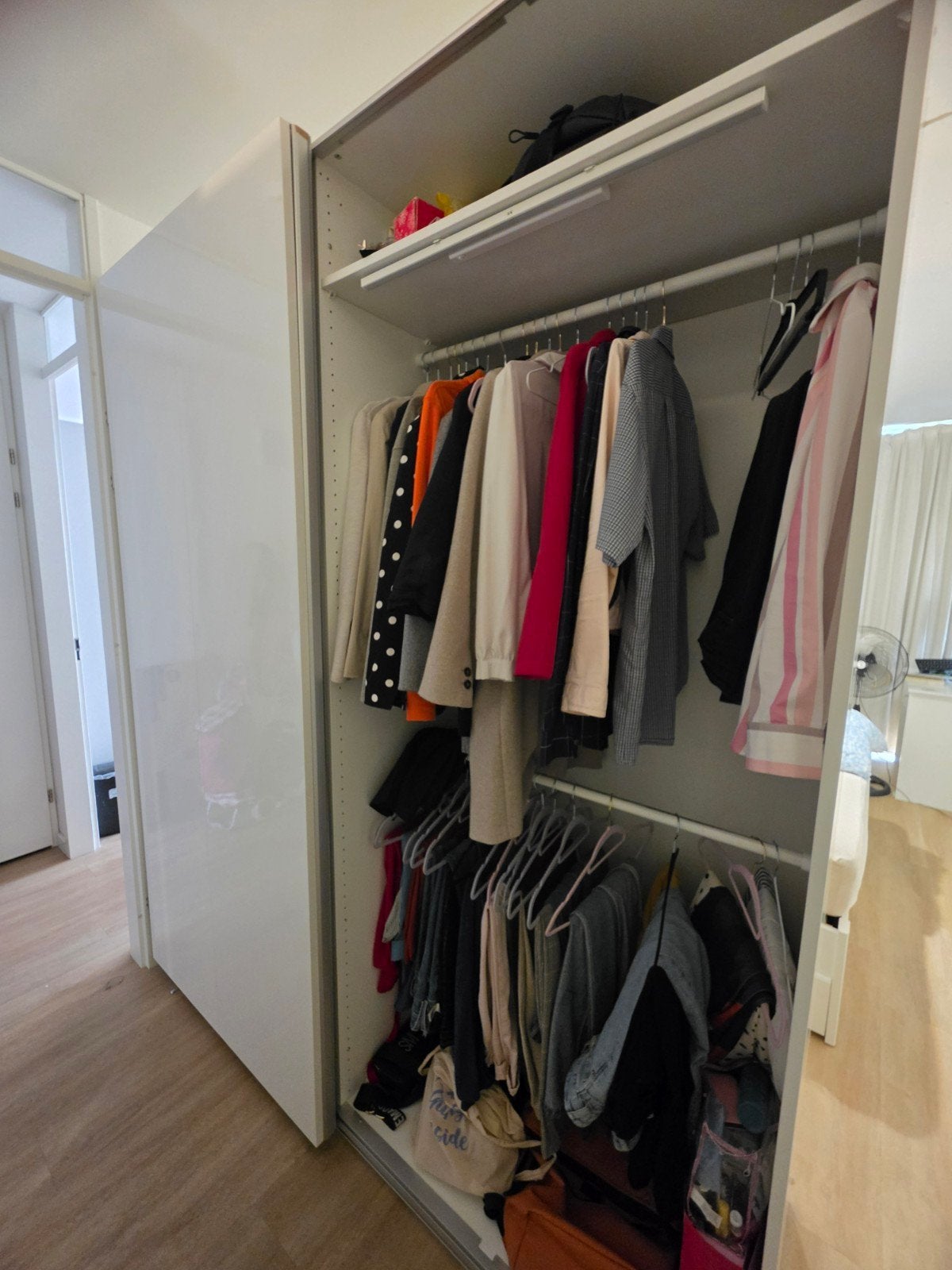 Ikea kledingkast met schuifdeuren en lades, Overige materialen, Modern en functioneel, 100 tot 150 cm, 200 cm of meer