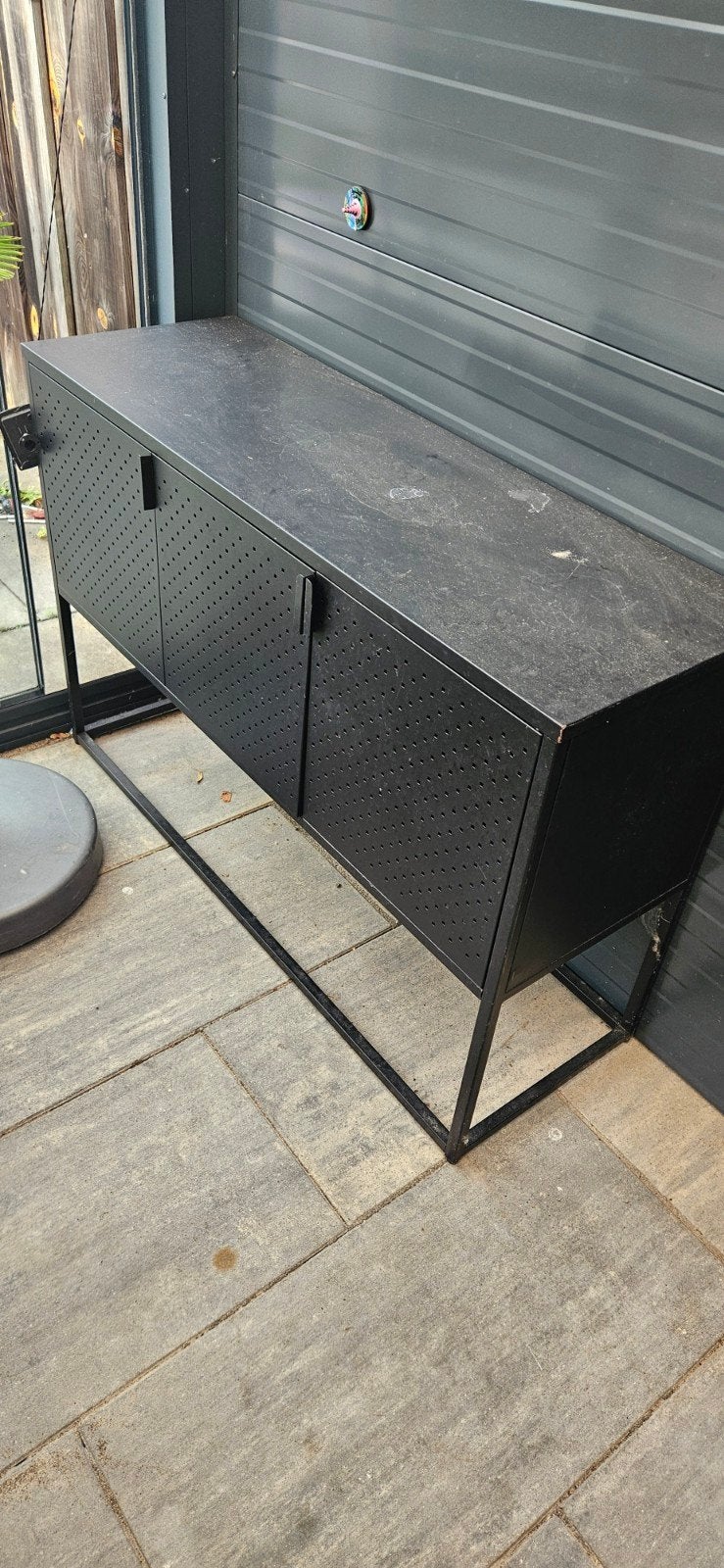 Industrieel zwart kastje/dressoir in goede staat, Met deur(en), 100 tot 150 cm, Ophalen of Verzenden, Zo goed als nieuw