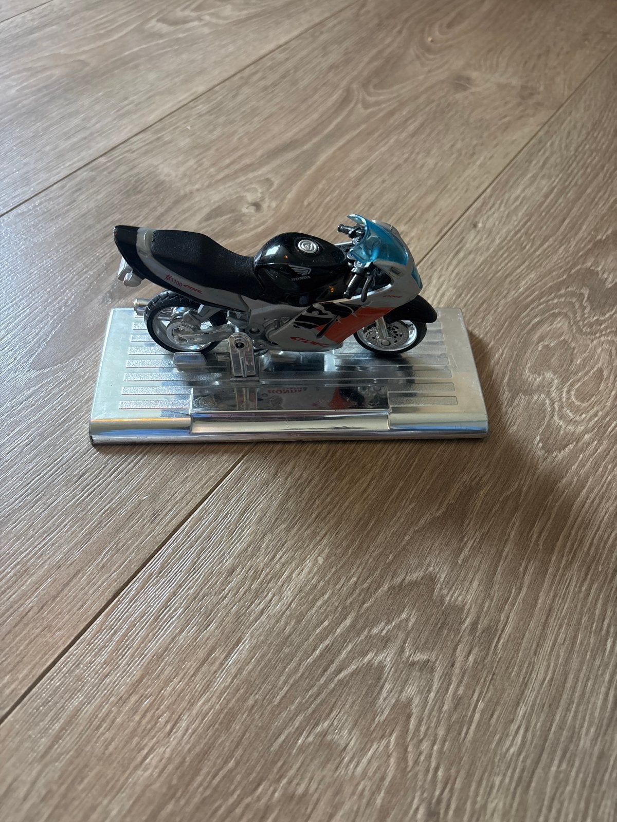 Maisto Honda CBR1100XX Super Blackbird schaalmodel 1:18, Ophalen of Verzenden, Zo goed als nieuw, Motor, Maisto