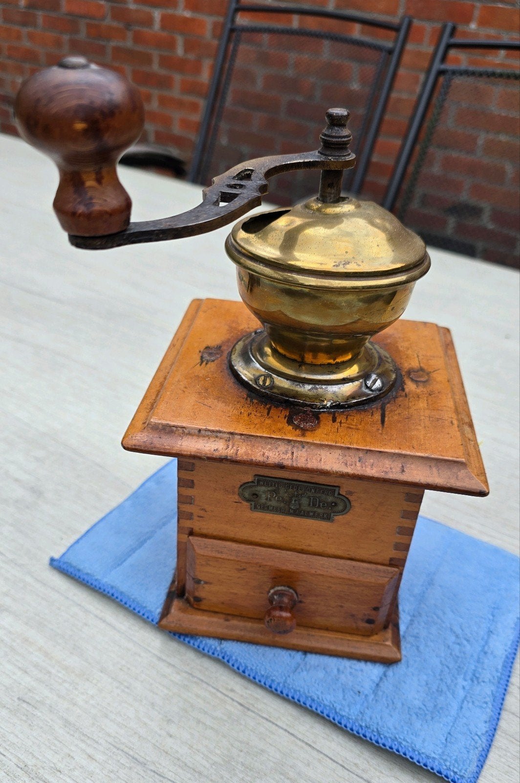 Antieke handmatige koffiemolen, Ophalen