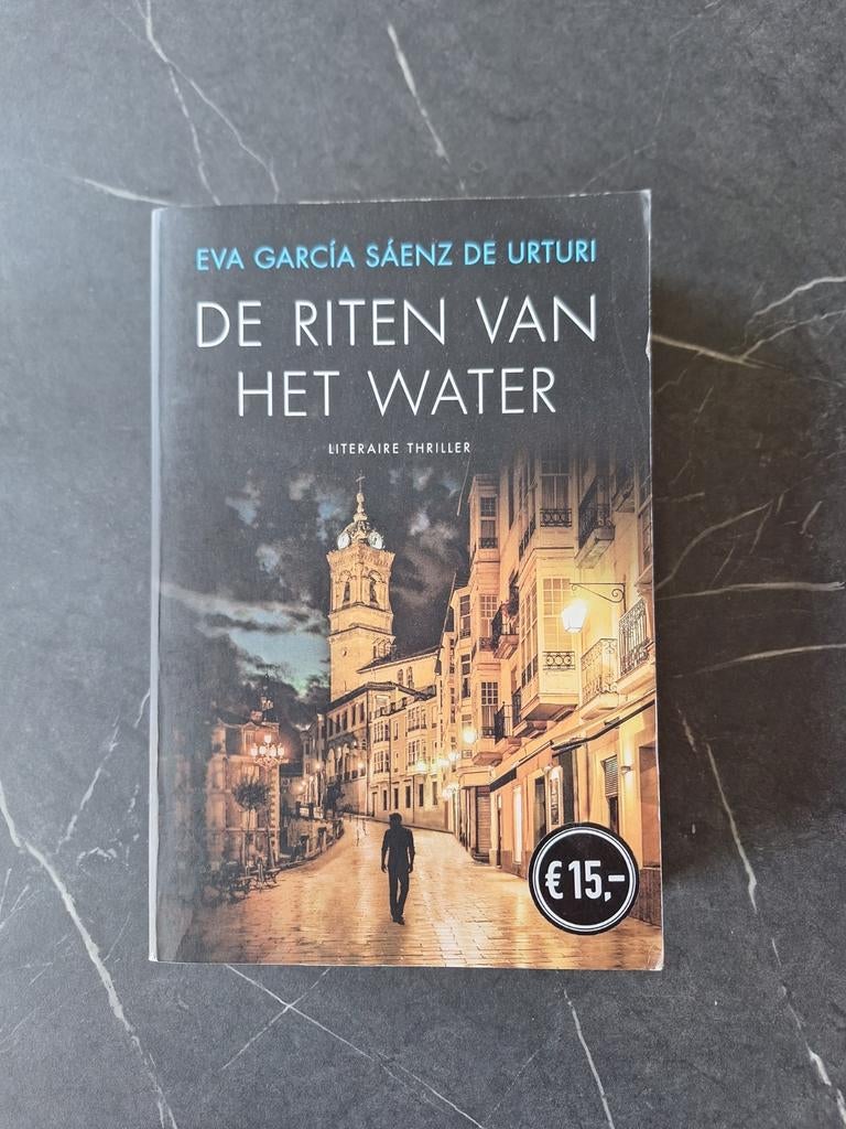 De Riten van het Water - Eva García Sáenz de Urturi, Boeken, Ophalen of Verzenden, Zo goed als nieuw, Eva García Sáenz de Urturi