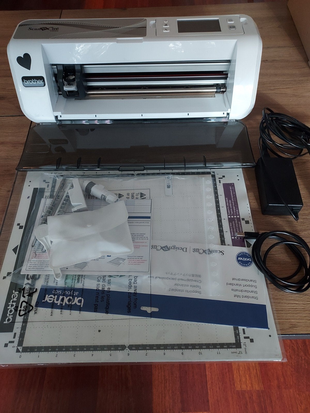 Brother ScanNCut CM300 snijmachine met accessoires, Elektrisch, Ophalen of Verzenden, Zo goed als nieuw, Machine