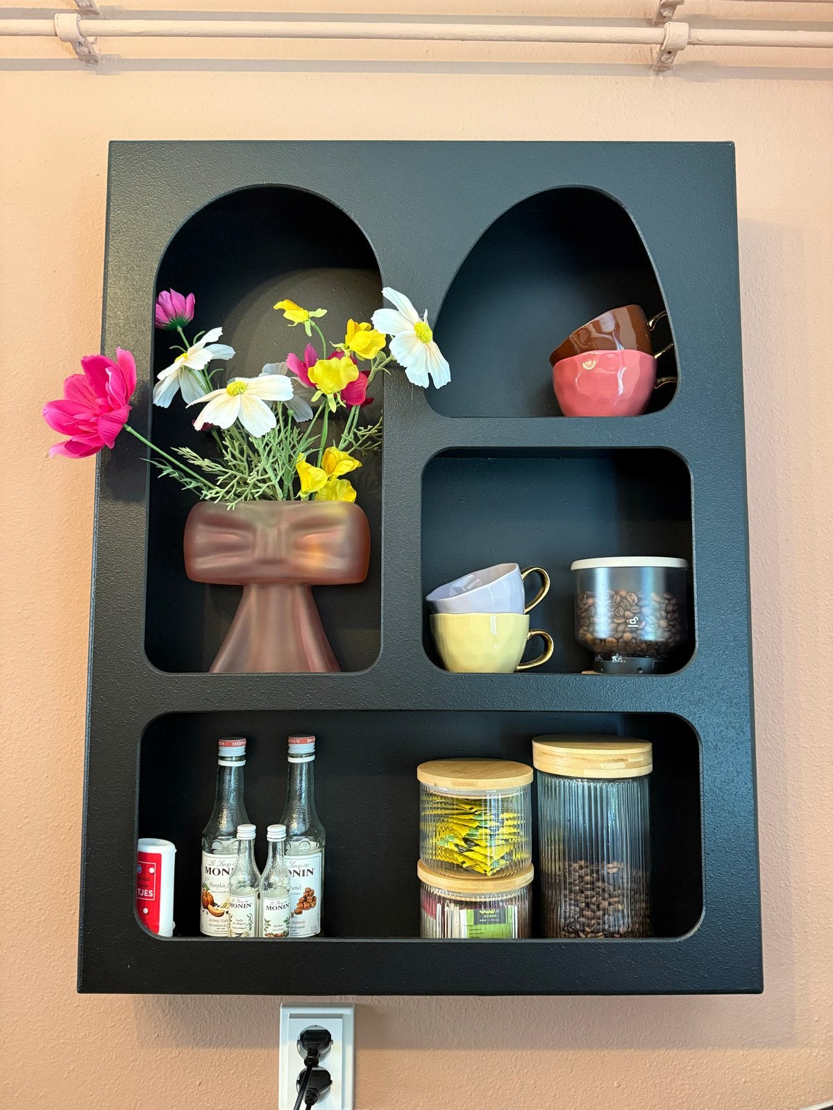 Stijlvolle Zwarte Wandkast met Unieke Vakken - 85x65x13 cm, Huis en Inrichting, Kasten | Wandmeubels, Ophalen, Gebruikt, Minder dan 150 cm