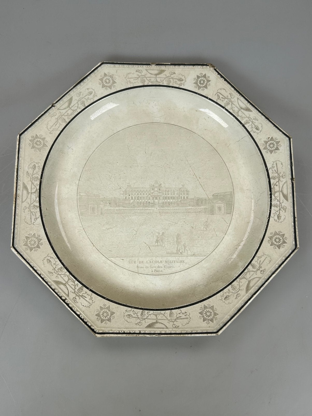 Antiek Creil bord (1808-1811) Vue de l'École Militaire 23cm, Ophalen of Verzenden