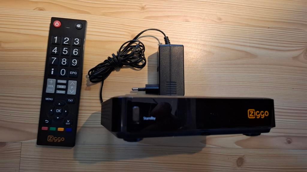 Ziggo decoder met afstandsbediening en adapter, Ophalen of Verzenden