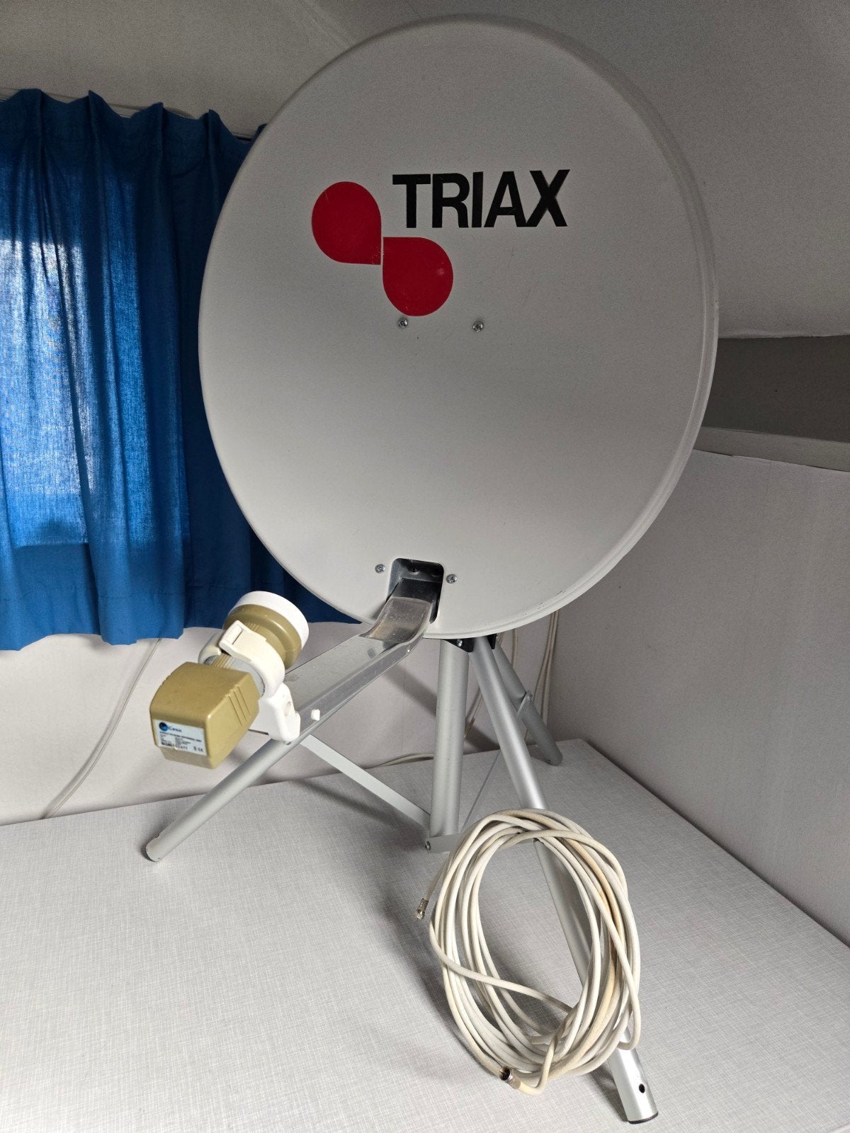 Triax schotelantenne met statief en LNB., Ophalen of Verzenden, Overige merken