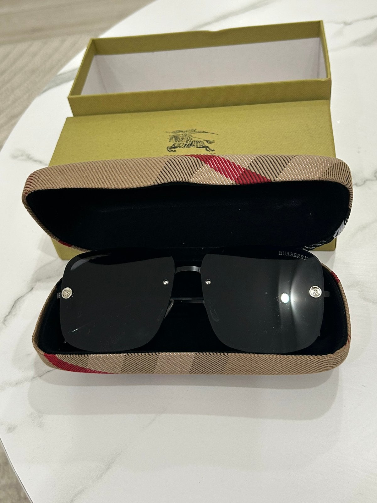 Nieuw heten zonnebril van Burberry, Ophalen of Verzenden, Nieuw