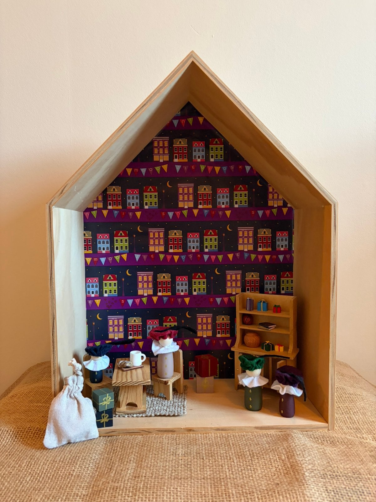 Houten poppenhuis als Sinterklaas pietenhuis / pakjeskamer, Ophalen of Verzenden, Zo goed als nieuw