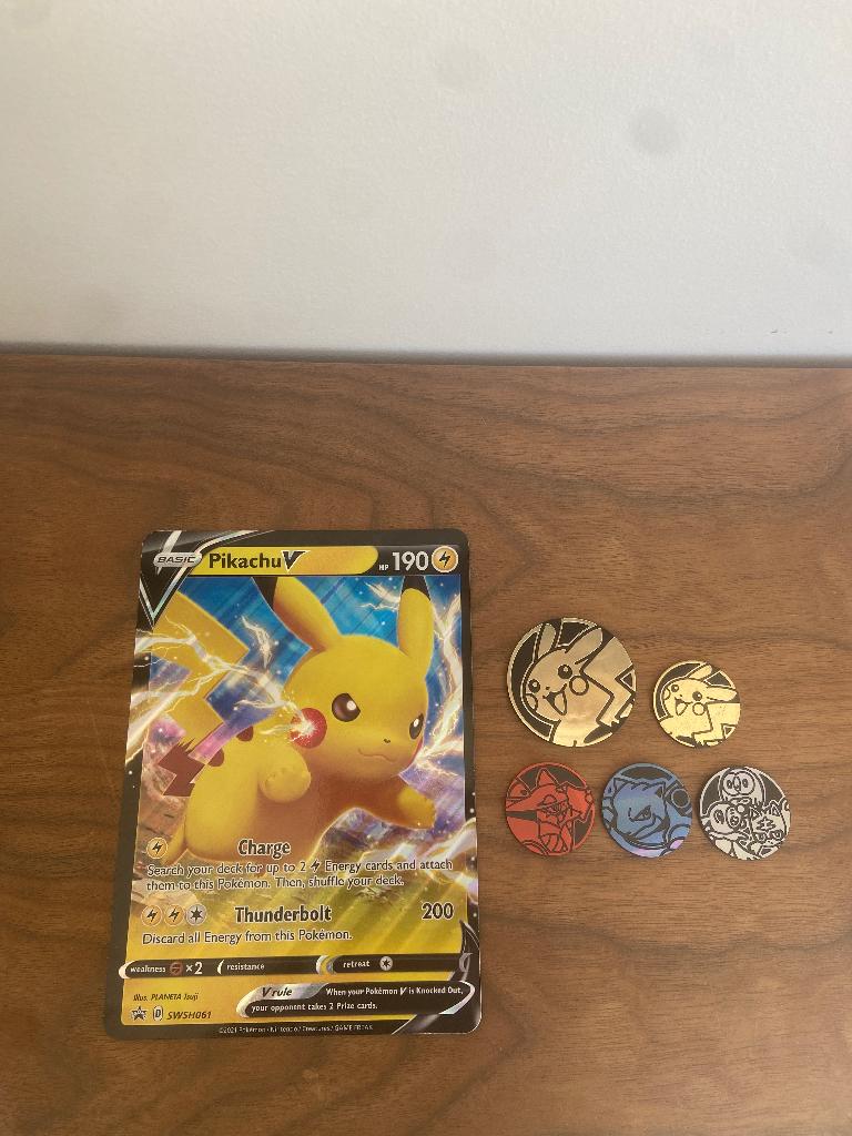 Promo Pikachu V xxl + 5x verschillende Pokemon munten, Verzenden, Zo goed als nieuw, Overige typen, Foil