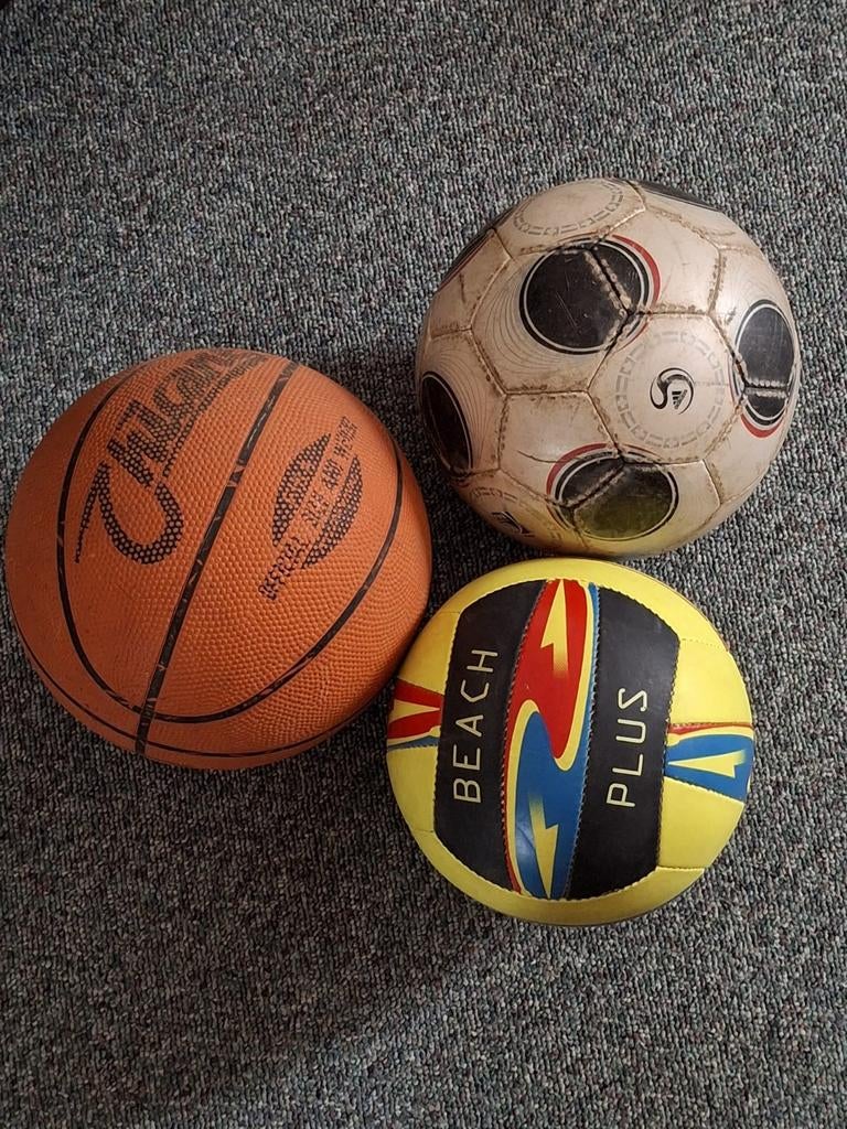 Diverse sportballen: basketbal, voetbal, beachvolleybal, Ophalen of Verzenden