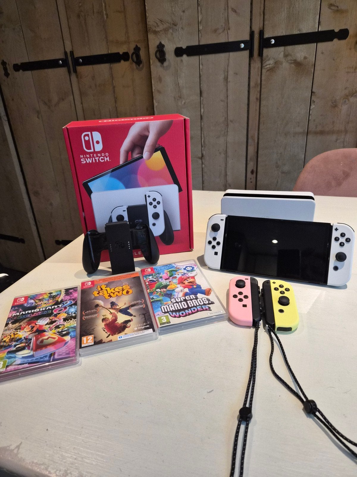 Nintendo Switch OLED met 2 controllers en 3 games
