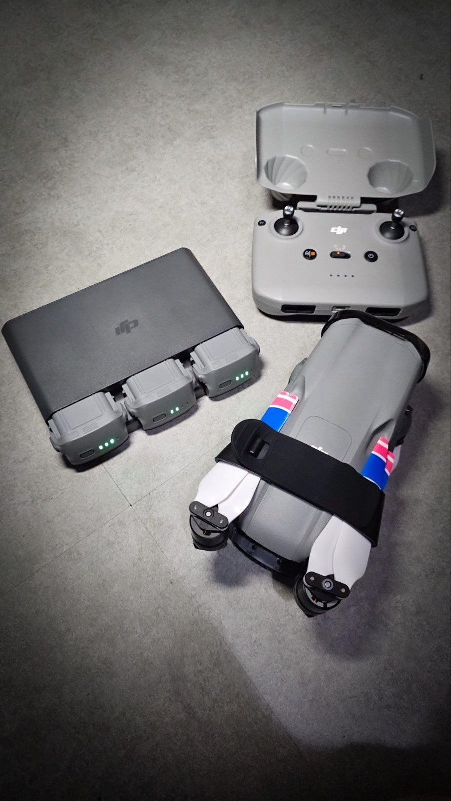 DJI Air 3 Fly More Combo (1UUR VLIEGTIJD) UITSTEKEND STAAT, Ophalen, Cameradrone, Zo goed als nieuw, DJI
