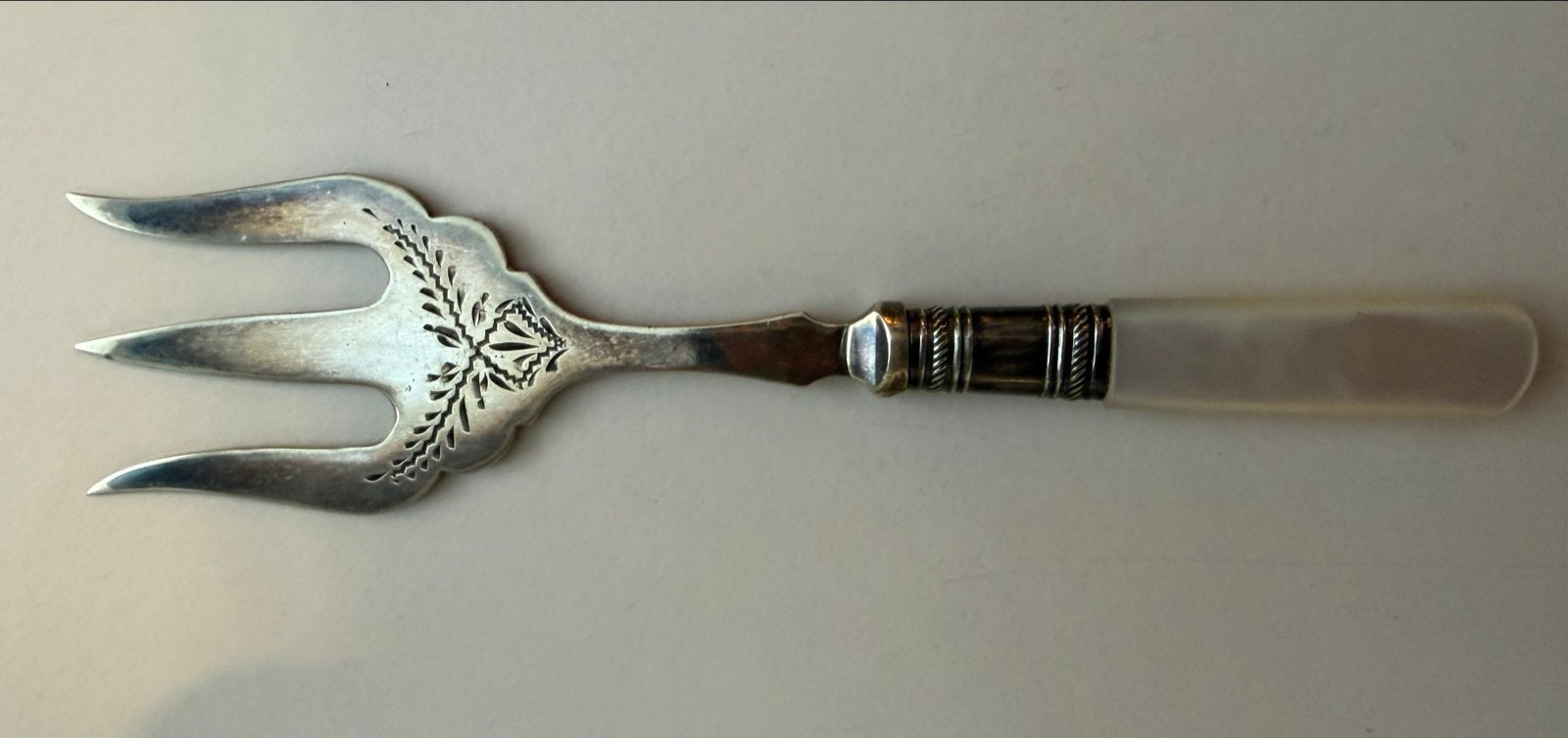 Antieke verzilverde taartvork met parelmoer handvat, Ophalen of Verzenden