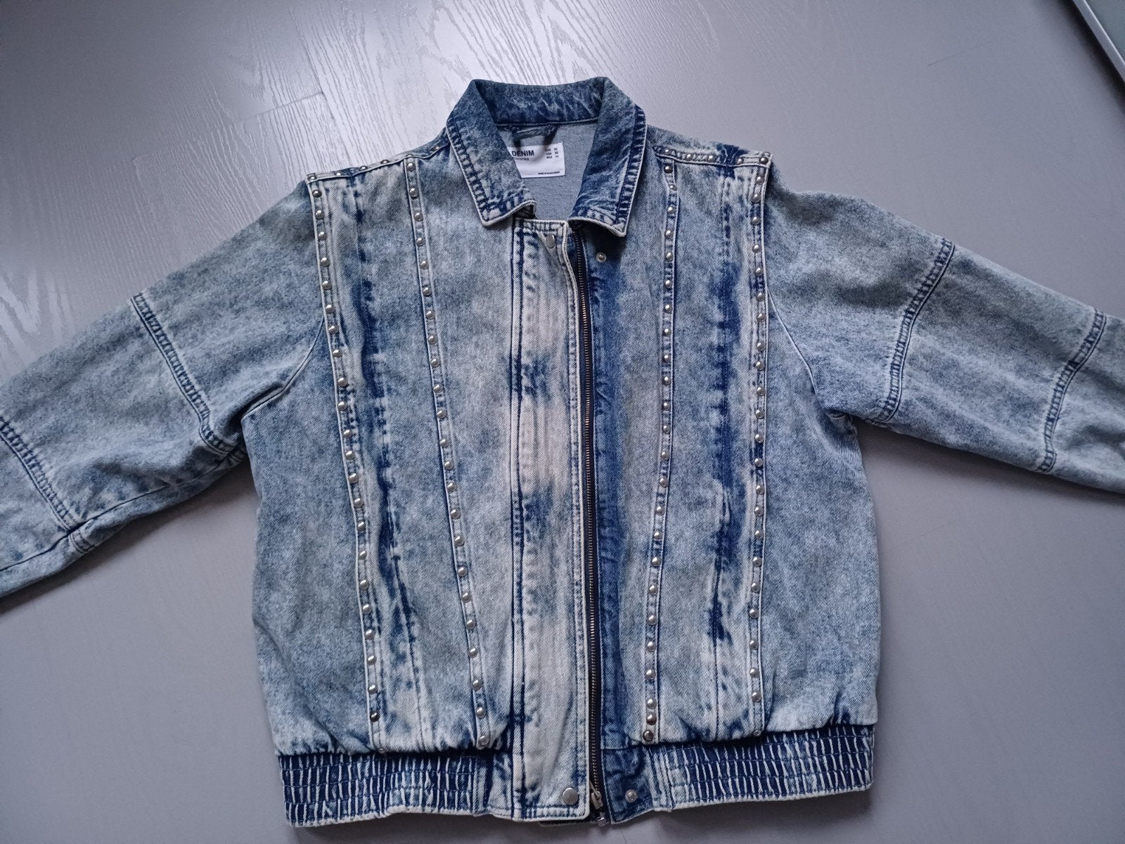 Spijkerjasje zgan Bershka 38 40 studs stoer, Maat 38/40 (M), Blauw, Zo goed als nieuw, Bershka