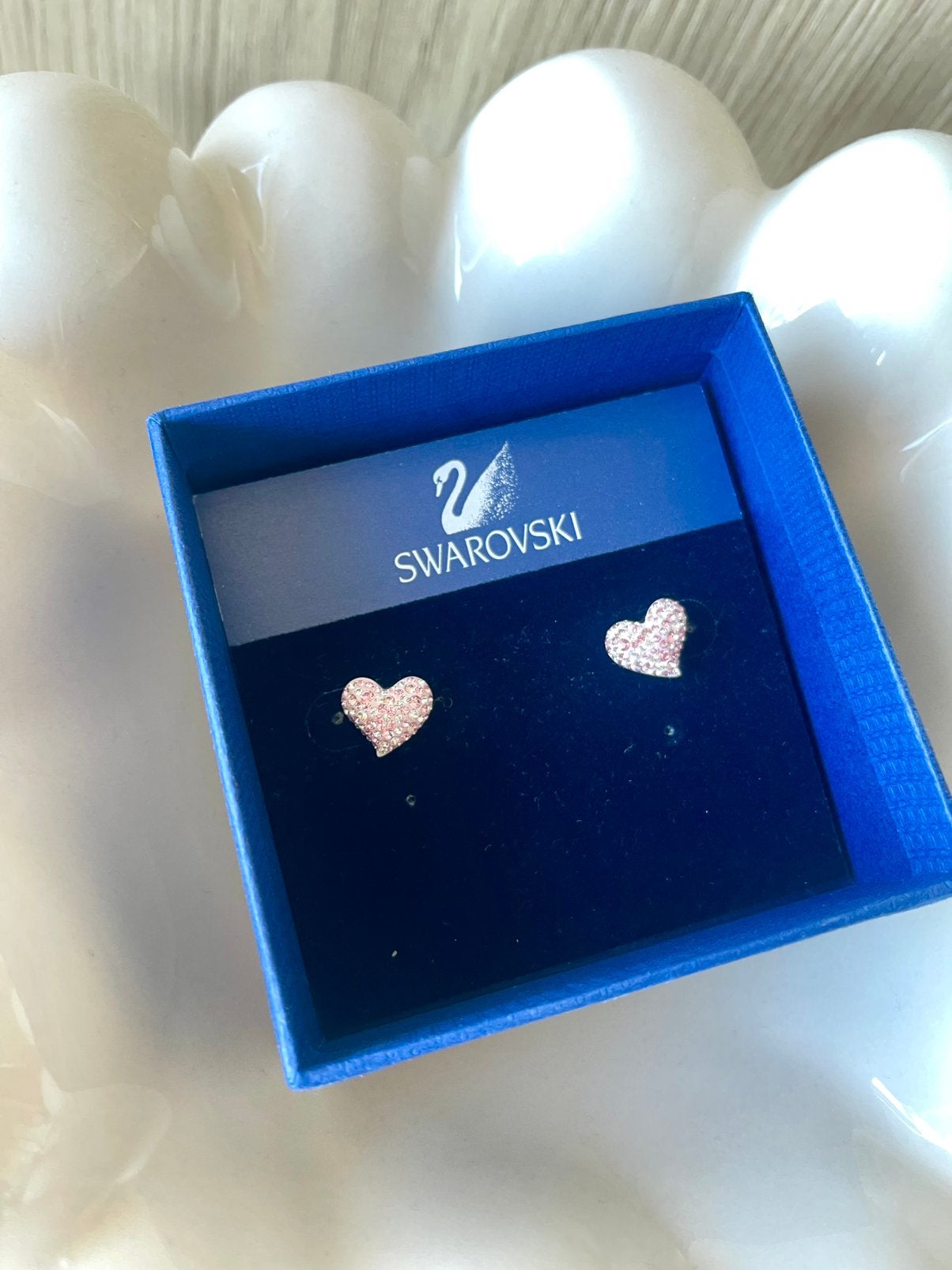 Roze swarovski stekers hartjes nieuw in doos, Verzamelen, Swarovski, Ophalen of Verzenden, Nieuw, Sieraad of Horloge