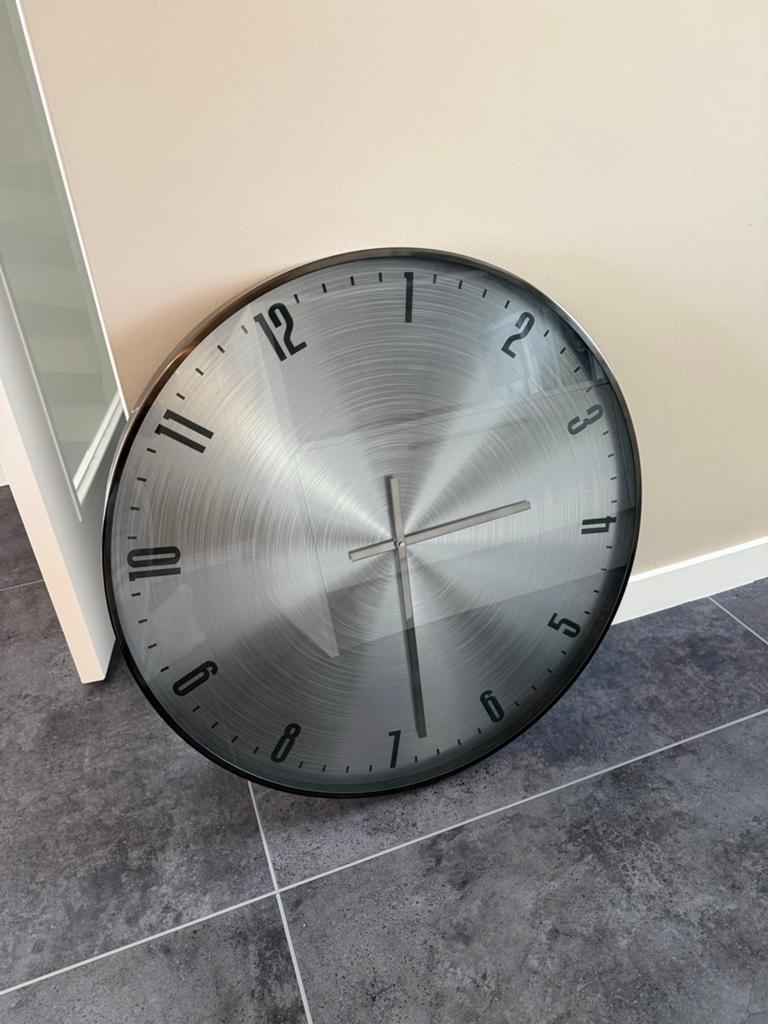Grote moderne wandklok - Zilverkleurig, Ophalen, Zo goed als nieuw, Wandklok