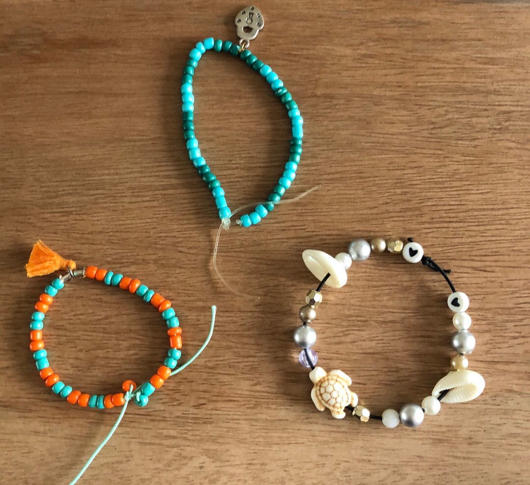 Drie elastieken armbandjes met kralen en bedels, Ophalen of Verzenden, Zo goed als nieuw, Overige kleuren, Armband