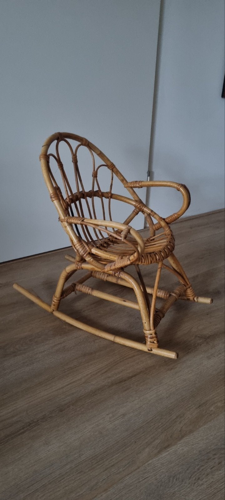 Rotan kinder-schommelstoel met schapenvacht - 55 cm hoog, Ophalen, Gebruikt, Stoel