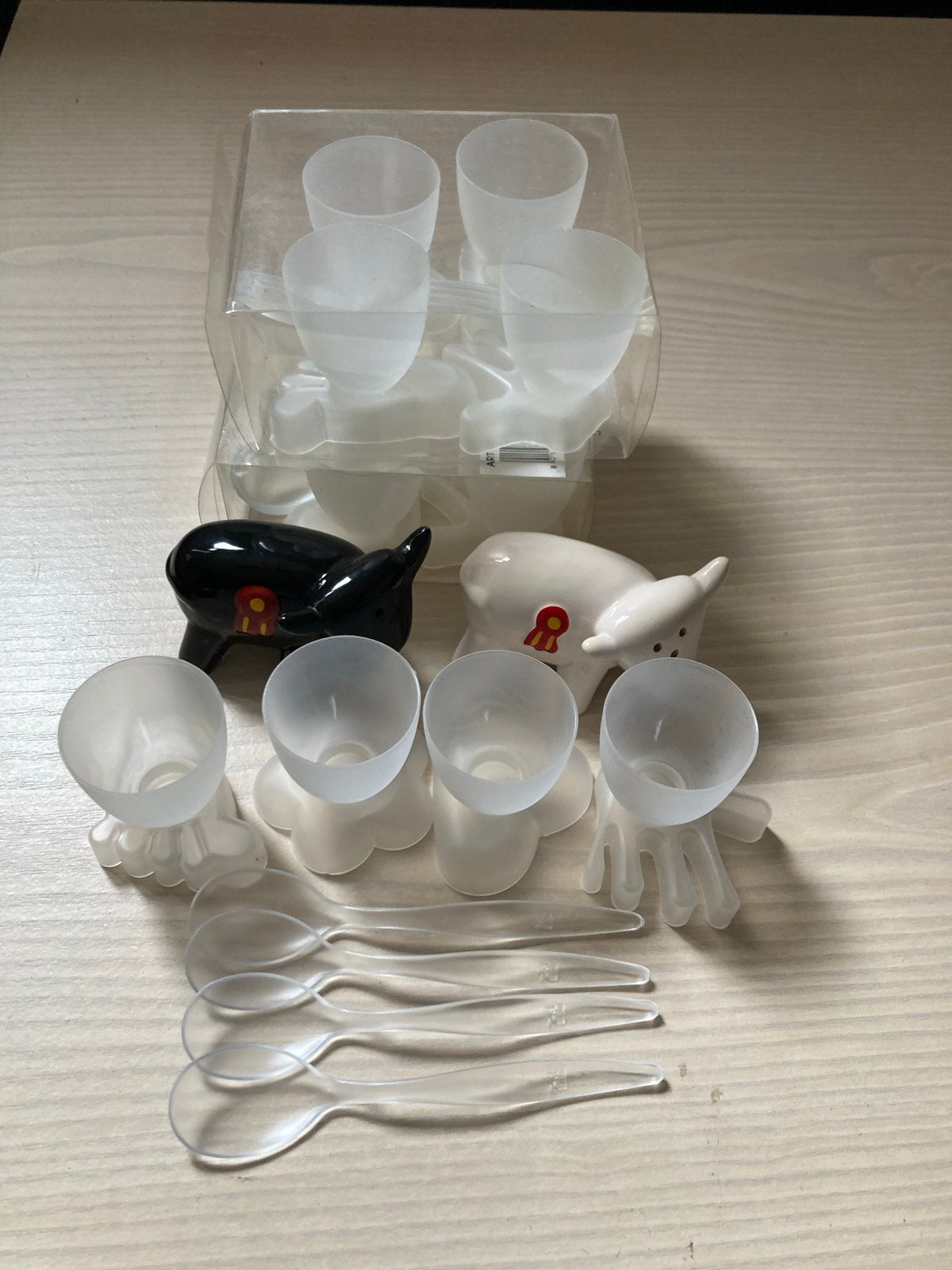 12 sierlijke Eierdopjes en een Peper en Zout Stelletje, Kunststof, Overige typen, Nieuw, Ophalen of Verzenden