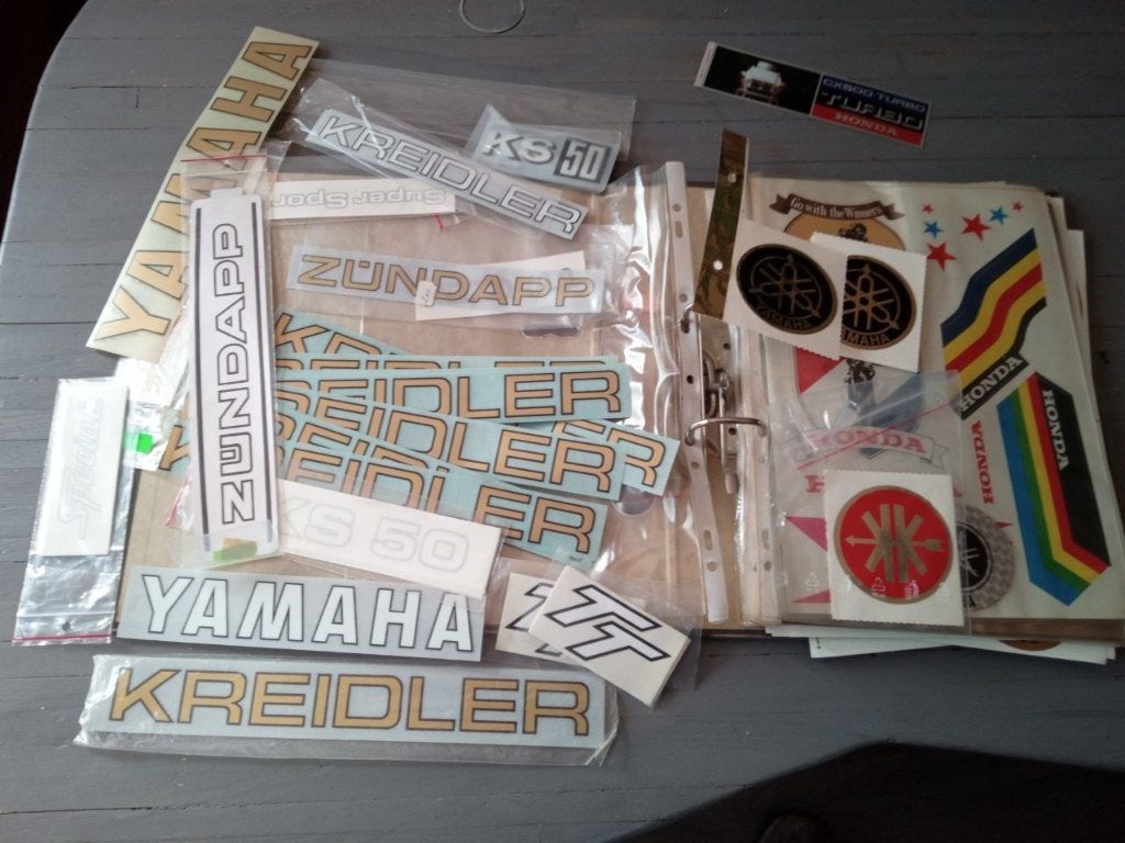 Map met bromfiets stickers Zundapp, Kreidler, Honda, Yamaha,, Ophalen of Verzenden, Zo goed als nieuw