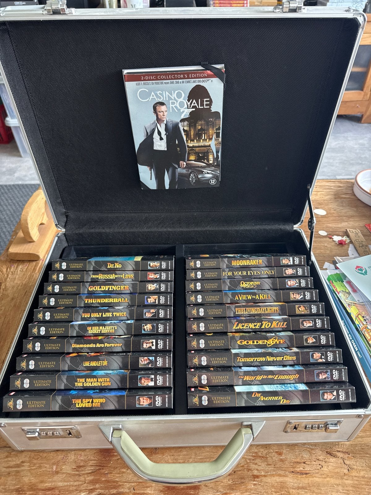 James Bond 007 Ultimate Edition DVD Collectie in Koffer, Cd's en Dvd's, Engels, Speciale editie, Nederlands, Actiethriller