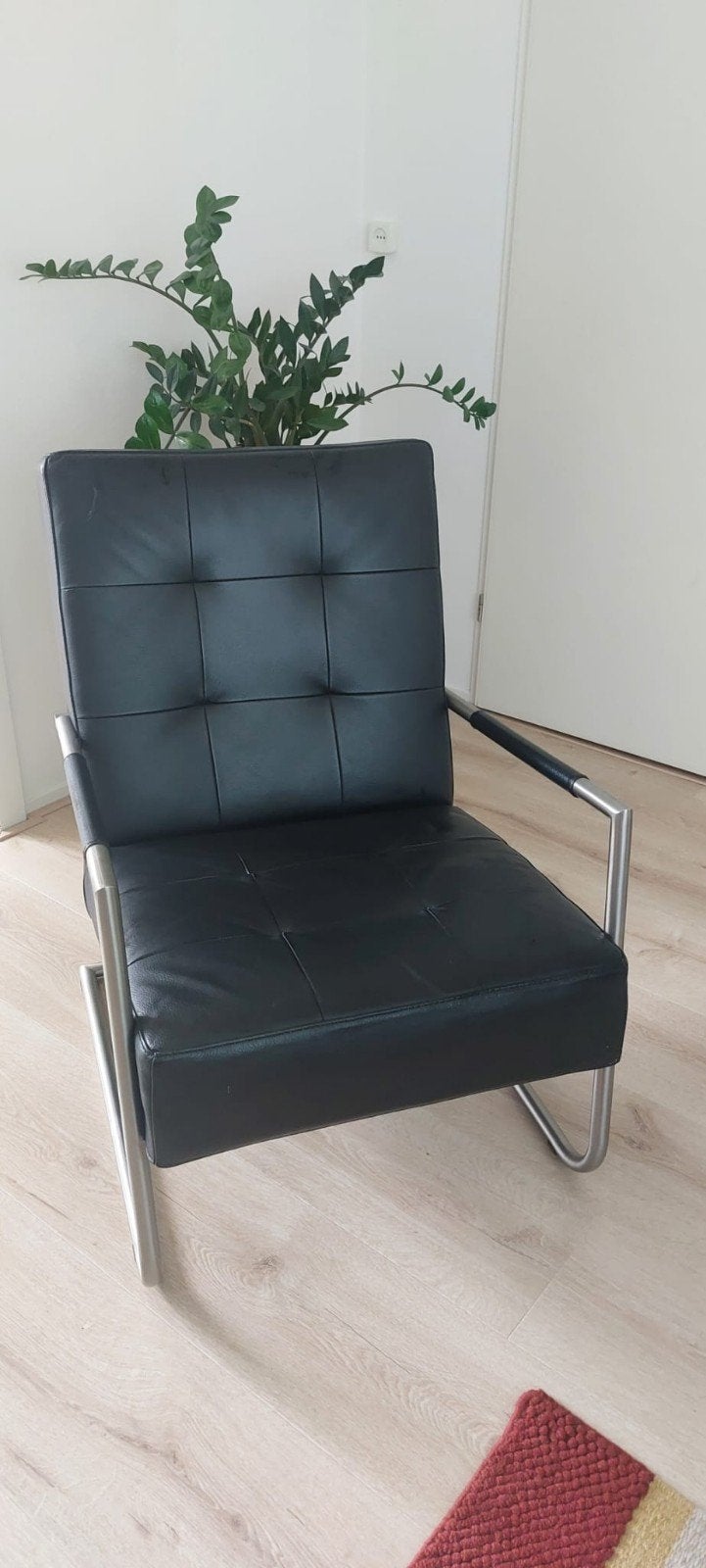 Zwarte leren fauteuil met metalen frame, Ophalen, Gebruikt, 75 tot 100 cm, Modern