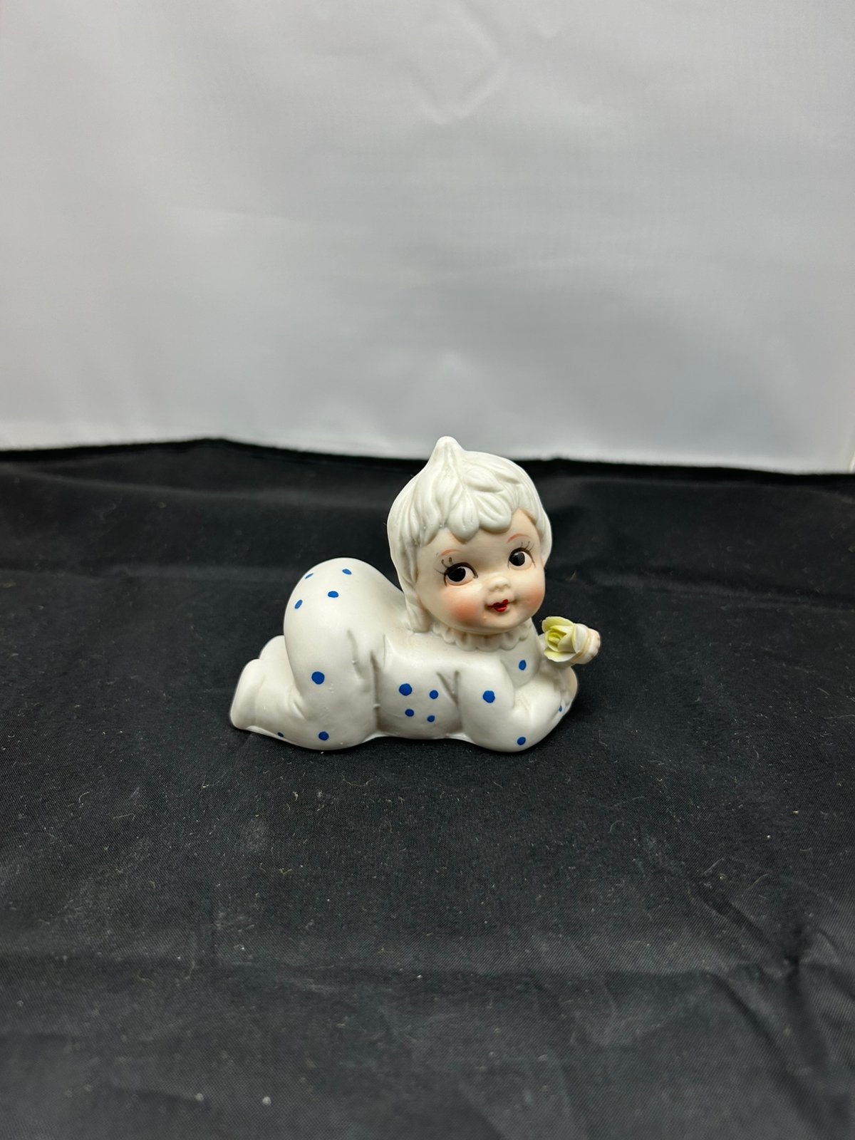 Vintage Porseleinen Baby Beeldje Blauwe Stippen 70s, Antiek en Kunst, Ophalen, Minder dan 20 cm, Steen of Keramiek, Beeld