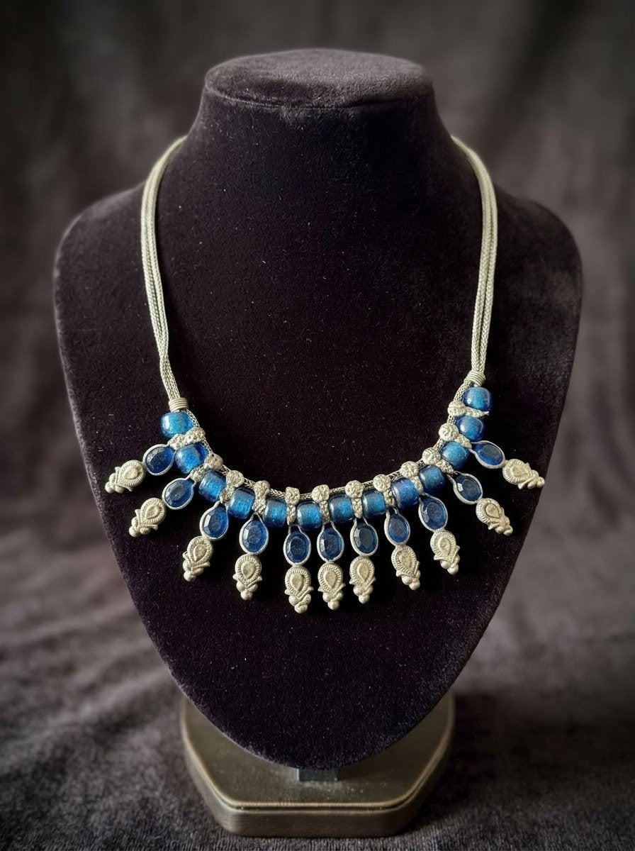 Unieke zilverkleurige ketting met blauwe stenen, Blauw, Ophalen of Verzenden, Zo goed als nieuw, Met edelsteen