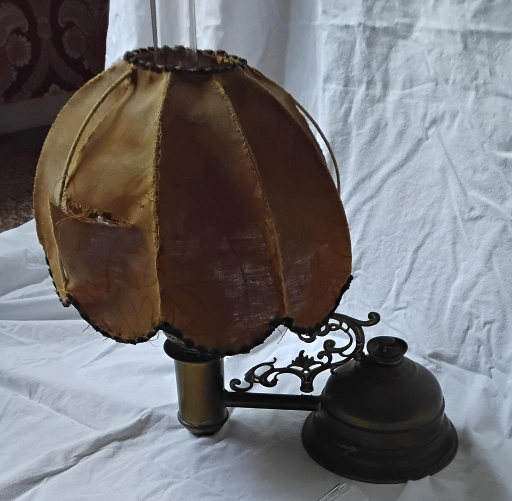 Antieke olielamp, spinnewiel en ladenkast, Ophalen