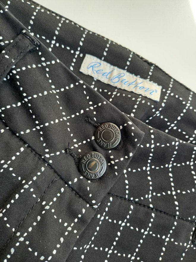 RED BUTTON mooie zwarte broek wit blokje, mt 38-40, Maat 38/40 (M), Verzenden, Zwart, Zo goed als nieuw