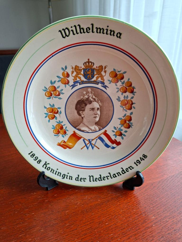 Bord Wilhelmina 1898 1948., Verzamelen, Koninklijk Huis en Royalty, Ophalen of Verzenden, Gebruikt, Servies