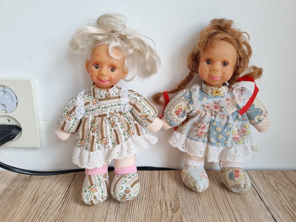 2 Prachtige Lieve Vintage Meisjes Poppen met Kleertjes aan ., Verzamelen, Poppen, Verzenden, Zo goed als nieuw, Pop