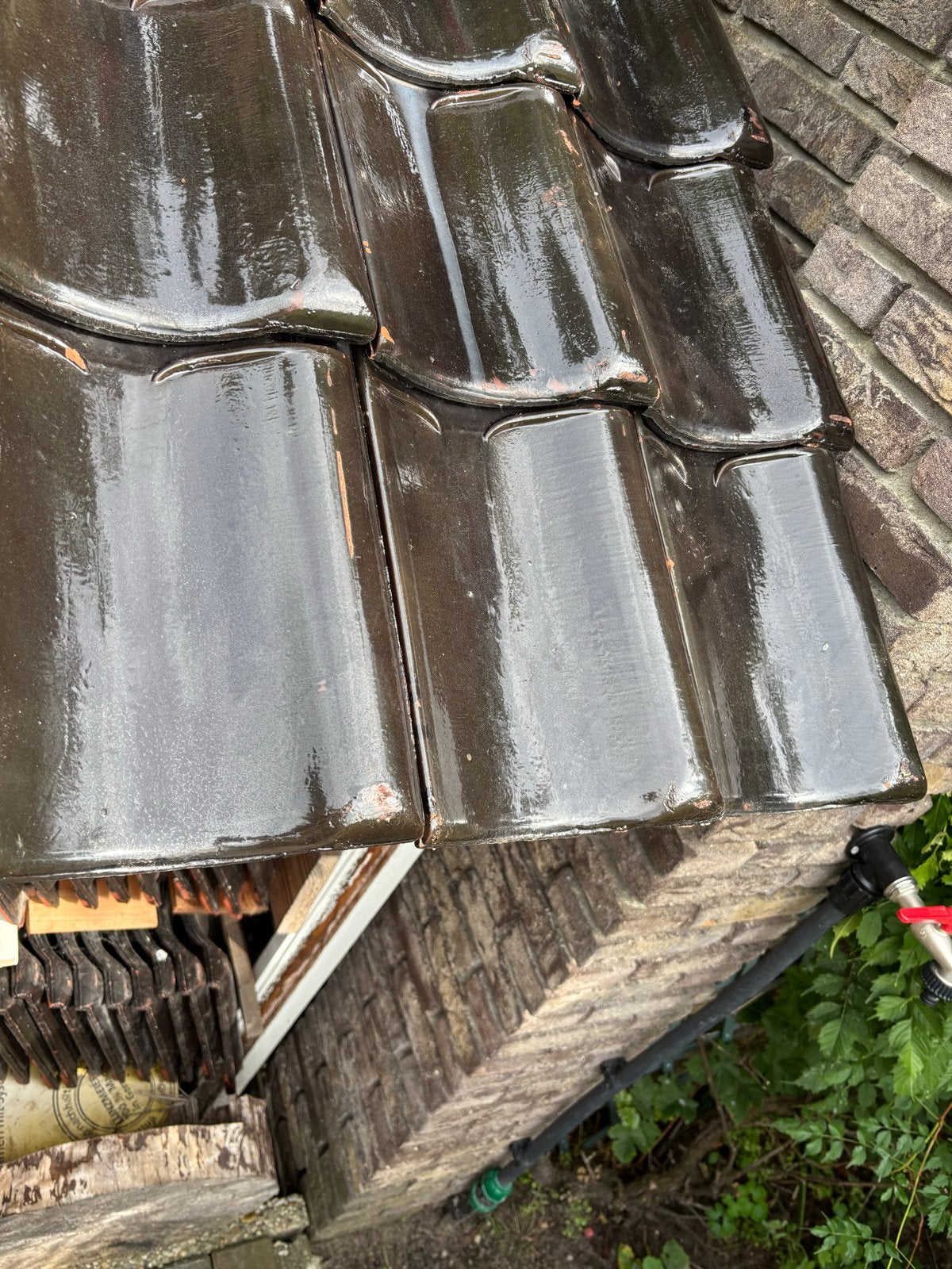 Oude gebakken geglazuurde dakpannen J. Kurstjens Tegeler, Doe-het-zelf en Verbouw, Gebruikt, Steen of Klei, Zwart, Ophalen of Verzenden