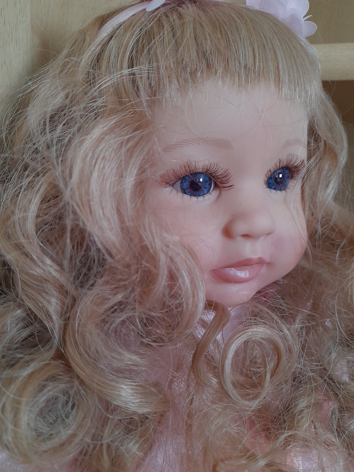 Reborn babypop blond krullend haar, 60 cm, incl. extra setje, Ophalen of Verzenden, Zo goed als nieuw, Pop